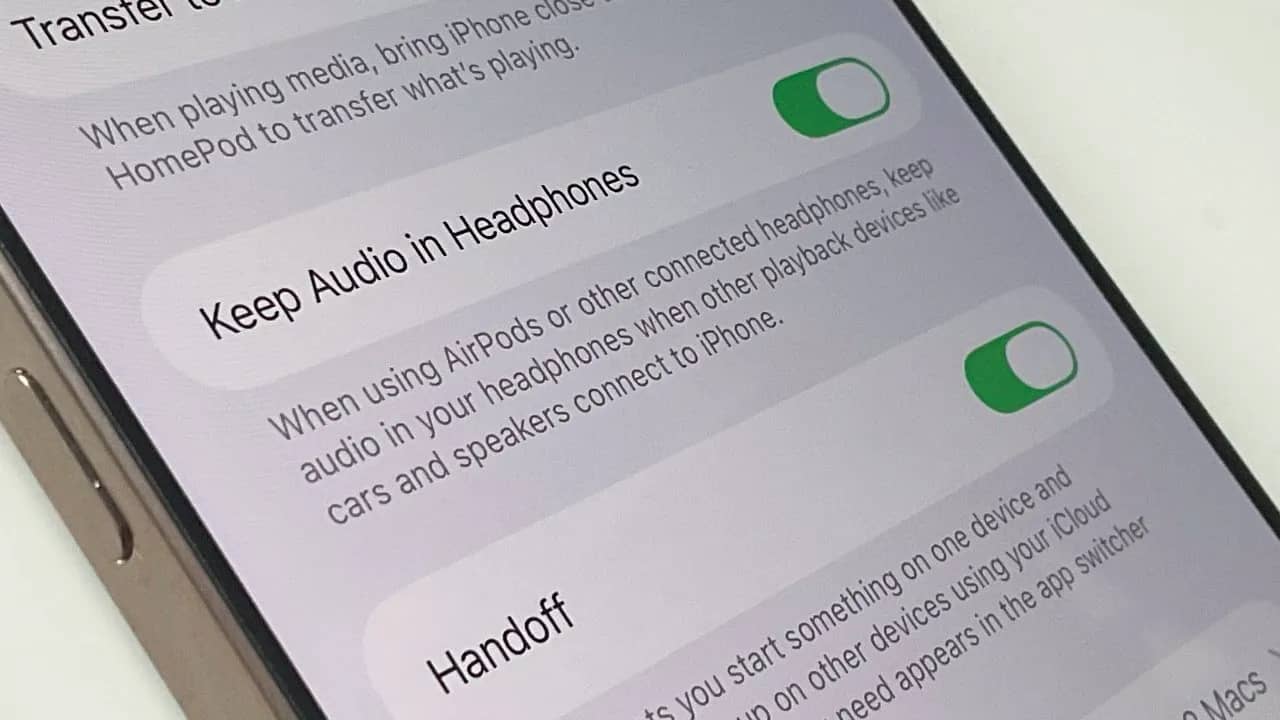 iOS 26 با تنظیم جدید جلوی انتقال خودکار صدا از AirPods به بلندگوهای خودرو را می‌گیرد