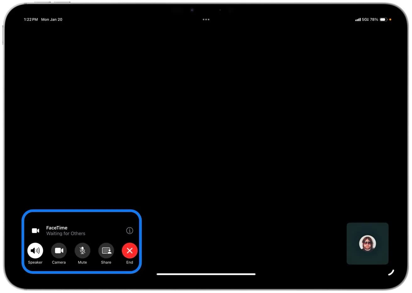 صفحه تماس FaceTime همراه با کنترل‌های اسپیکر، دوربین، بی‌صدا، اشتراک‌گذاری و پایان تماس