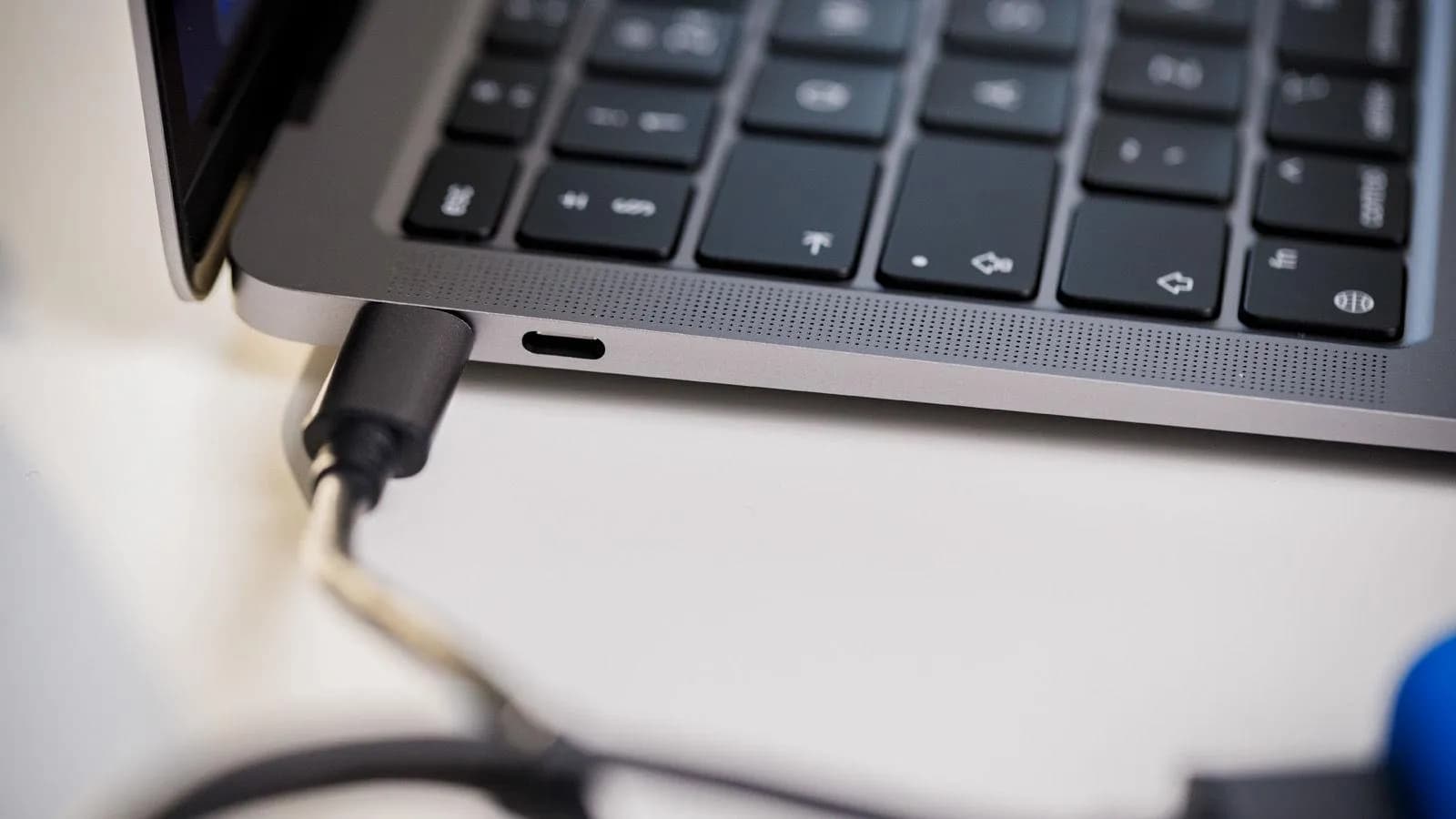 کابل USB متصل به مک‌بوک
