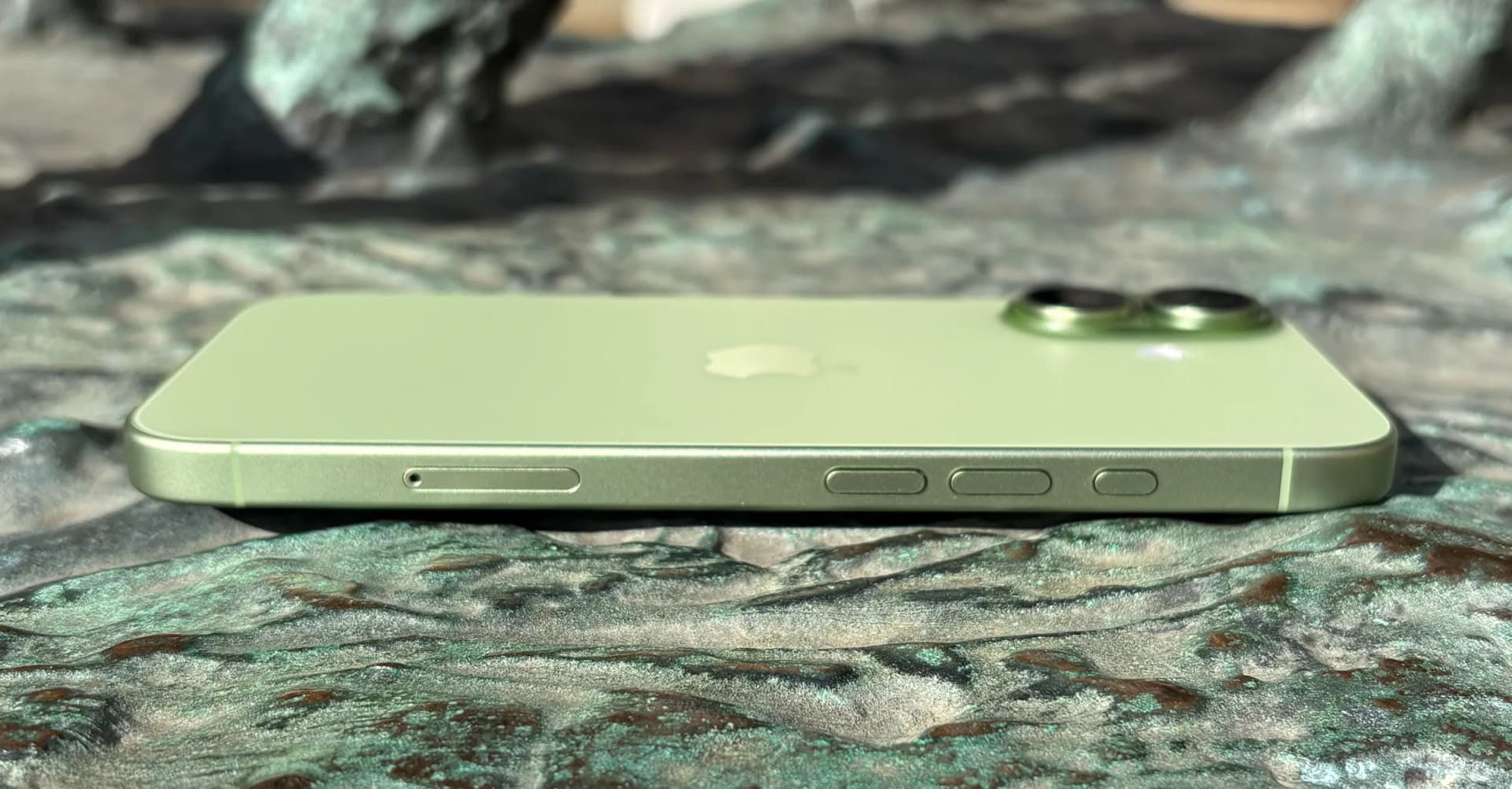 iPhone 17 review buttons