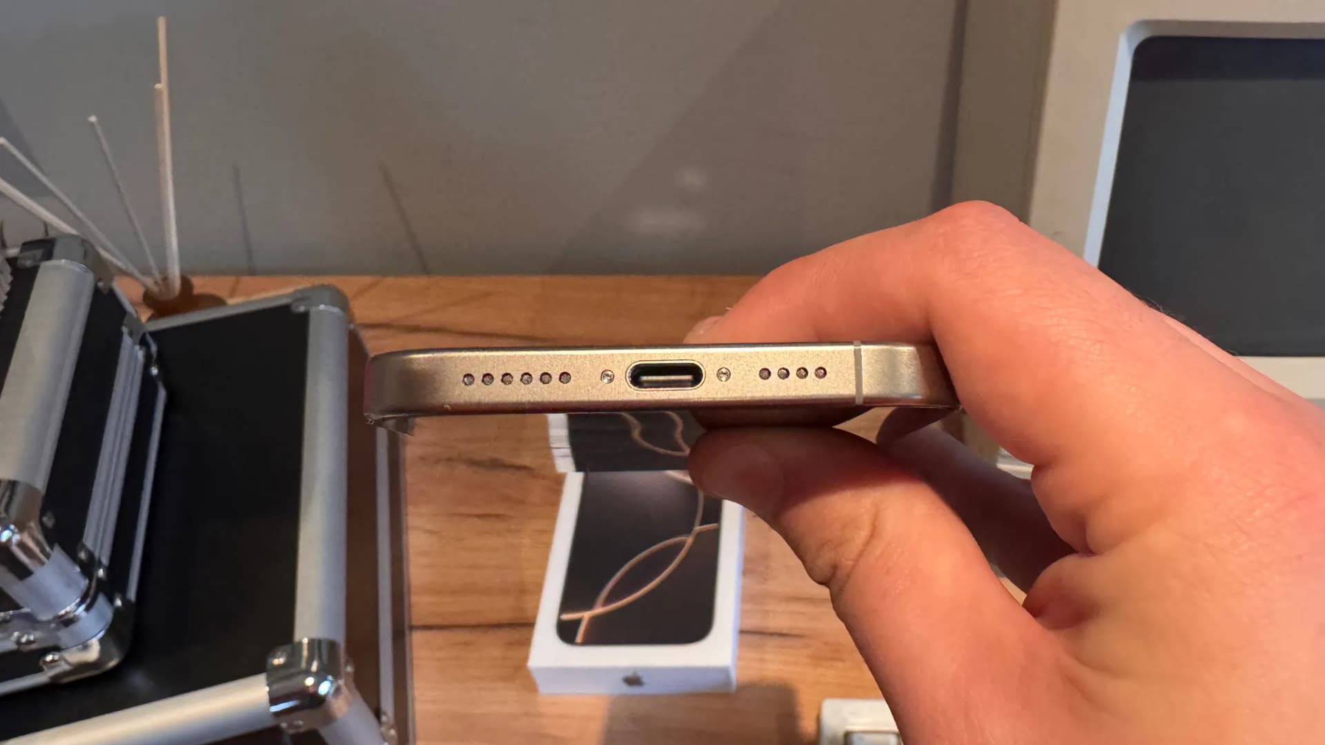 پورت شارژ USB-C آیفون 16 پرو مکس