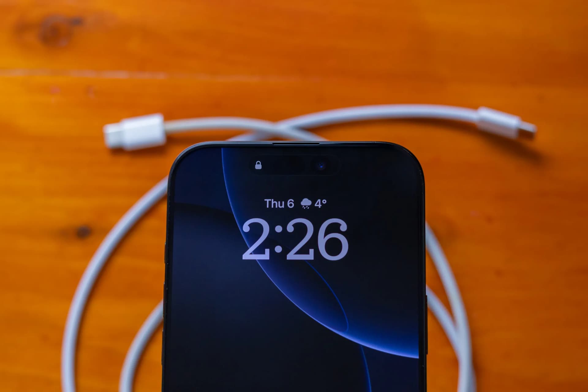آیفون معلق بالای کابل USB-C