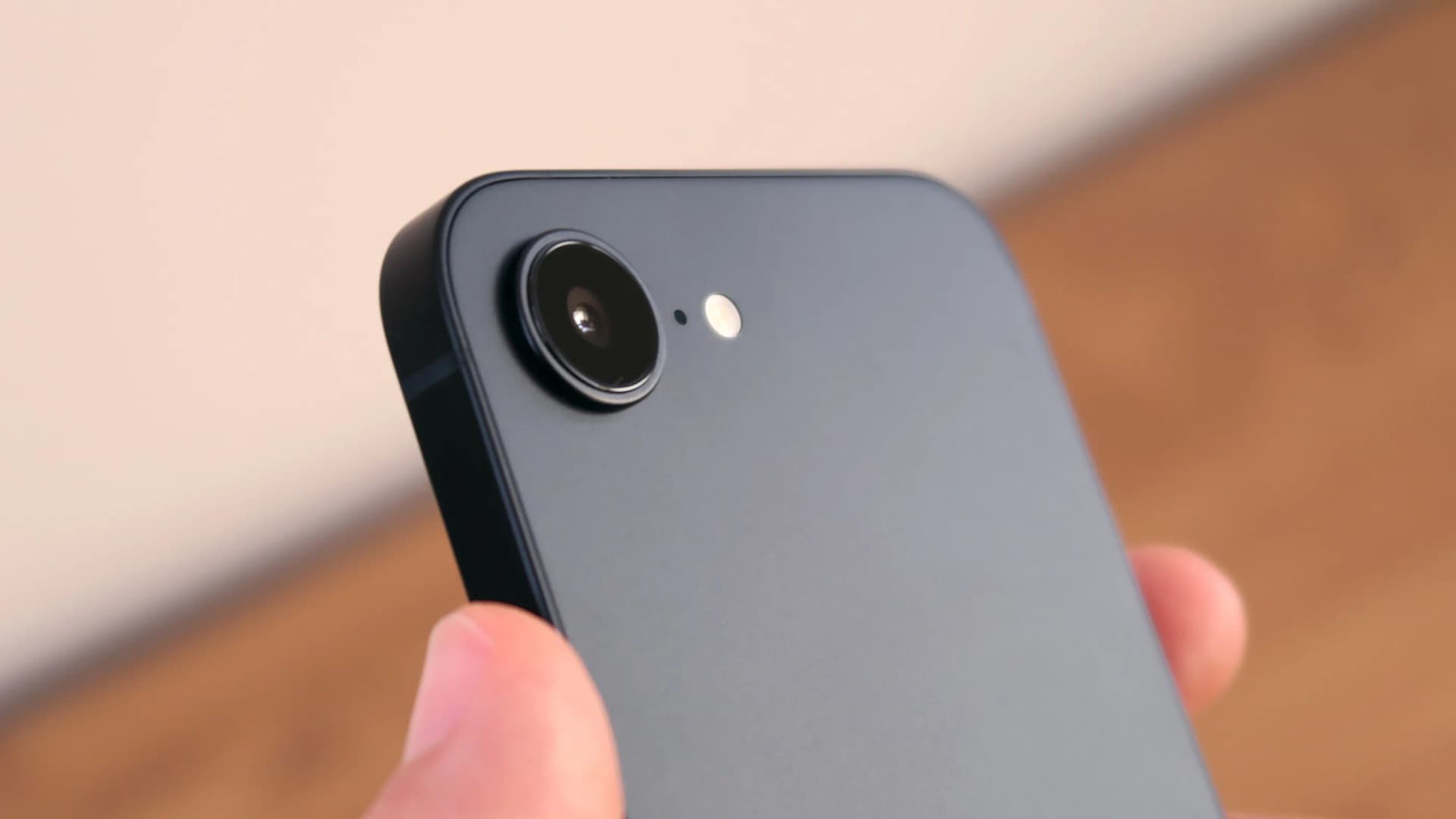 بازبینی دوربین Apple iPhone 16e