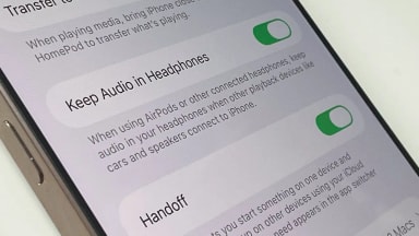 iOS 26 با تنظیم جدید جلوی انتقال خودکار صدا از AirPods به بلندگوهای خودرو را می‌گیرد